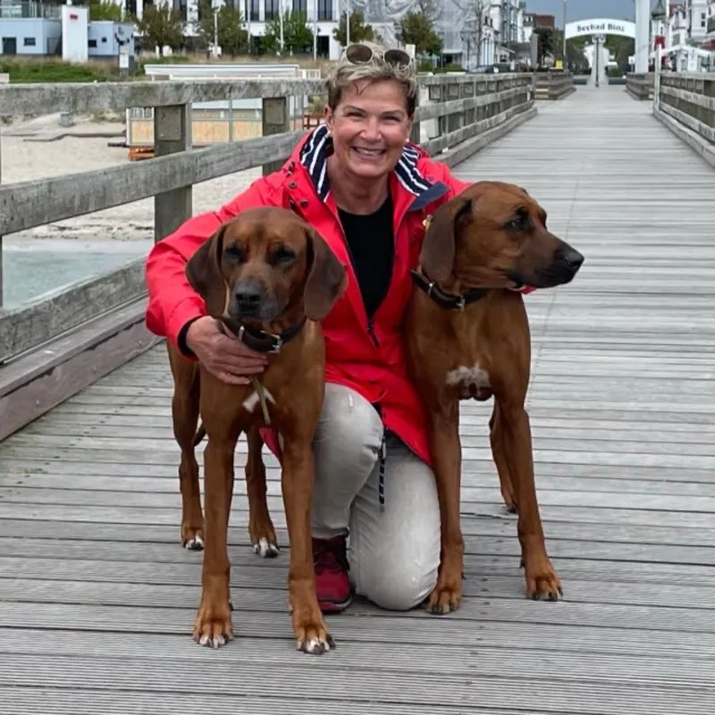 Marion Riedel mit ihren Rhodesian Ridgebacks